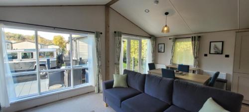 托基Luxury Lodge @ Hoburne Devon Bay的客厅配有沙发、桌子和巴士