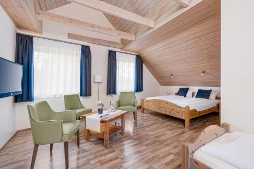 OttersbergHaus Biederstaedt的一间卧室配有一张床、两把椅子和一张桌子