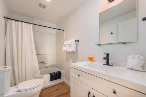 洋滨市Tidal House 5的白色的浴室设有水槽和卫生间。