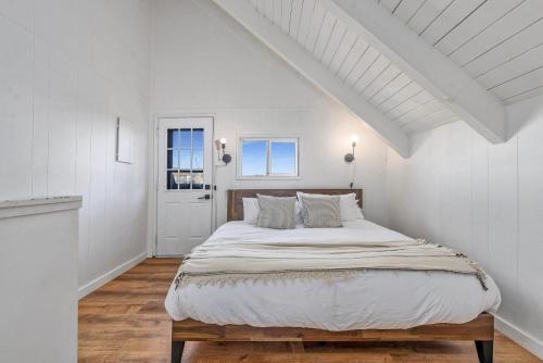 洋滨市Tidal House 5的一间白色卧室,房间内设有一张大床