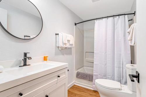 洋滨市Tidal House 6的白色的浴室设有水槽和镜子