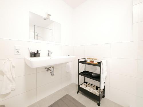 奥斯纳布吕克75 m2, zentral, Küche, Balkon, Parkplatz的白色的浴室设有水槽和镜子