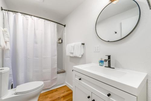 洋滨市Tidal House 7的白色的浴室设有水槽和镜子
