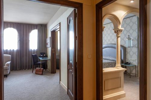 科尔多瓦Hotel Macià Alfaros的酒店客房设有一间带镜子的卧室