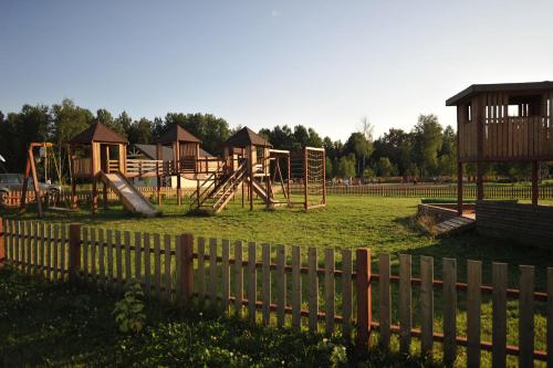 JumpravmuižaPirts ēka ar pirti的一个带有木栅栏的游乐场的公园