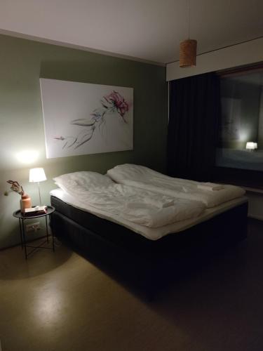 皮耶塔尔萨里Villa Astrid的一间卧室配有一张壁画床