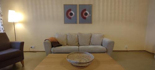 皮耶塔尔萨里Villa Astrid的带沙发和咖啡桌的客厅