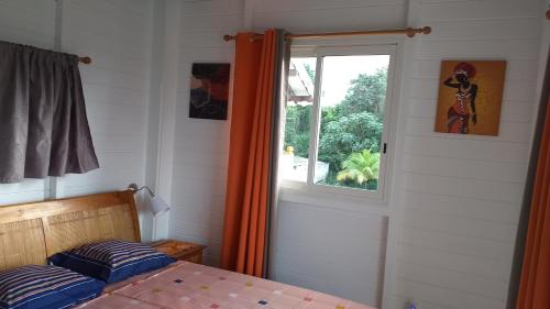 圣罗斯Nouveau logement T2 avec vue sur mer et montagne的一间卧室设有一张床和一个窗口