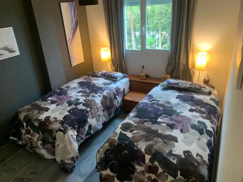 科斯塔巴伦娜artQhost Costa Ballena Penthouse Ocean and Golf views & Free Parking的一间卧室设有两张床和窗户。