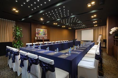 河内Authentic Hanoi Boutique Hotel的一间会议室,配有长桌子和蓝白椅子