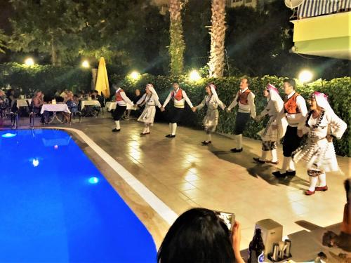 阿拉尼亚Select Suite & Apart Hotel的一群人在游泳池旁跳舞