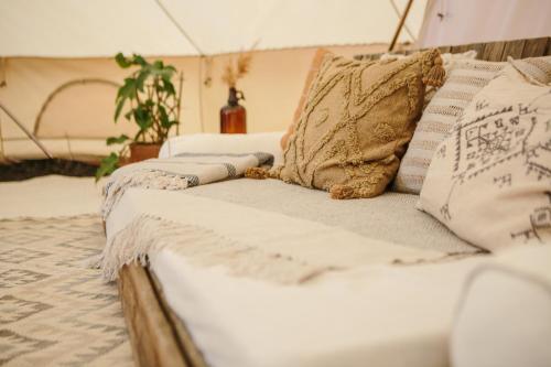 托弗塔Surflogiet Gotland的一张床上的枕头