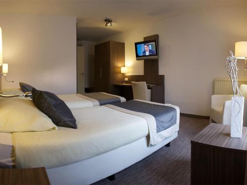 芬莱阿斯特利亚酒店的酒店客房设有两张床和一台平面电视。