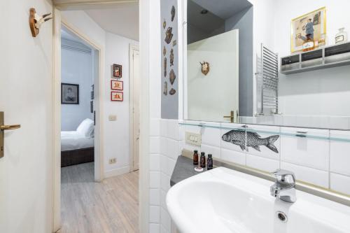 罗马Roma Retro Apartment - St. Peter Vatican的白色的浴室设有水槽和镜子