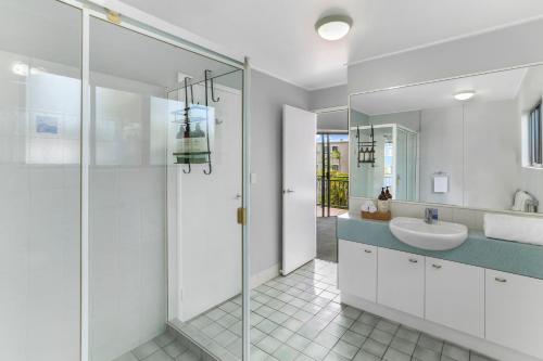 卡伦德拉Unit 41 at Portobello Dicky Beach的白色的浴室设有水槽和淋浴。