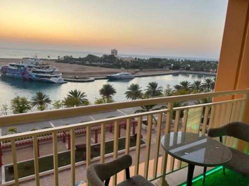 阿卜杜勒国王经济城إطلالة بحرية عوائل فقط KAEC Star Sea View的享有水中船只景致的阳台