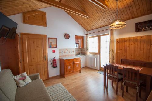 利普托斯基米库拉斯Holiday Home Tatralandia的厨房以及带桌椅的用餐室。