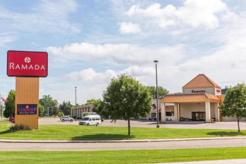 苏福尔斯Ramada by Wyndham Sioux Falls Airport - Waterpark Resort & Event Center的街道旁的rammada加油站的标志