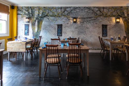 克兰伯恩拉福斯克兰伯恩旅馆的用餐室配有木桌和椅子