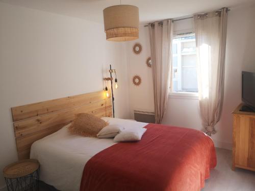 塞普特梅斯·莱瓦隆T2 tout neuf avec Parking à 10km d'Aix et Marseille的一间卧室设有一张大床和一个窗户。