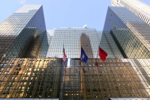 纽约Hyatt Grand Central New York的两座高大的建筑,前面有旗帜