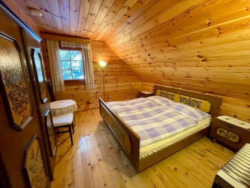 Axterhütte的小木屋内一间卧室,配有一张床