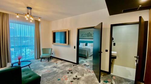 比得哥什Focus Hotel Premium Bydgoszcz的酒店客房设有床和客厅。