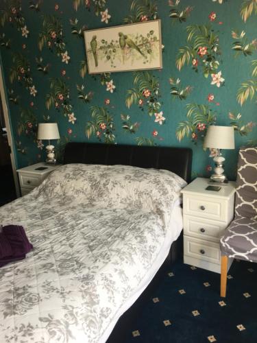 兰戈伦Hillcrest Guest House的一间卧室配有一张床和两个带灯的床头柜