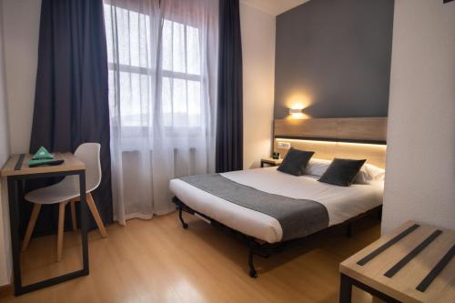布尔戈斯Alda Puerto Seco的酒店客房设有床和窗户。