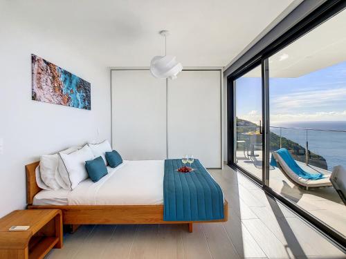 里韦拉布拉瓦Francelho 1 Apartment by LovelyStay的一间卧室配有一张床,享有海景