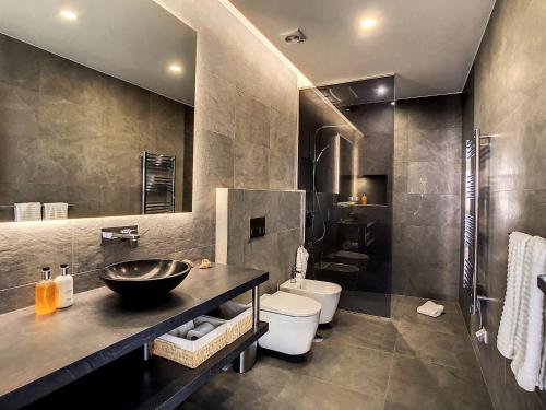 里韦拉布拉瓦Francelho 1 Apartment by LovelyStay的一间带水槽和卫生间的浴室