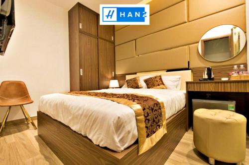 胡志明市HANZ MyMy Hotel Saigon的一间酒店客房,配有一张床和一台电视