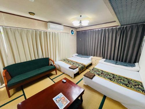 高岛市Shiga Biwa Lake Shanshui House的酒店客房,设有两张床和一张沙发