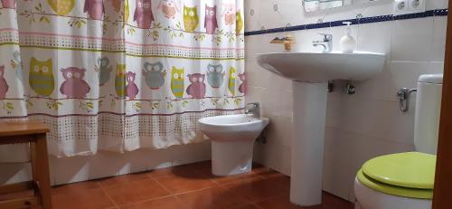 莱图尔埃尔波特尔度假屋的浴室配有水槽、卫生间和浴帘