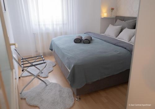 凯奇凯梅特Central Apartman, Belváros Lakás的一间卧室,床上有两双鞋