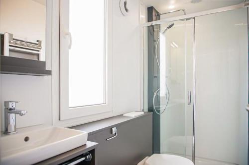 奥萨First Camp Orsa - Dalarna的浴室配有卫生间、盥洗盆和淋浴。