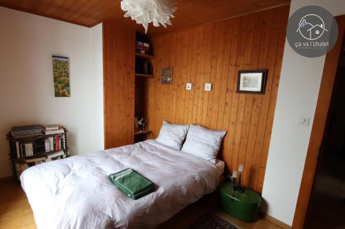 奥瓦伦纳茨Chalet LES MARMOTTES, Ovronnaz的一间卧室配有一张带绿色枕头的床