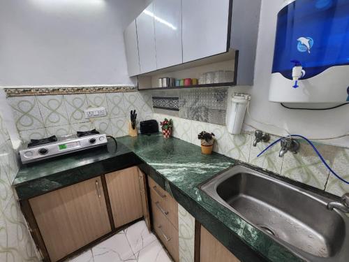 新德里Homlee-Best Value flat with kitchen Near Metro的厨房配有水槽和台面