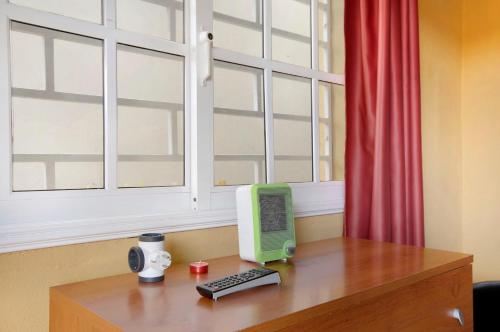 拉拉古纳Estudio Mario的一张木桌上的电脑,窗户