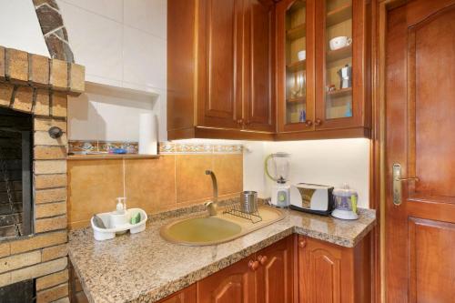 拉拉古纳Estudio Mario的厨房配有水槽和台面