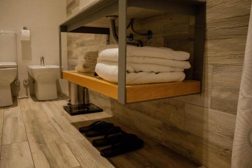 布宜诺斯艾利斯Pleno Madero的浴室提供毛巾和卫生间