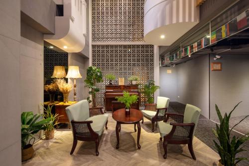 台北町记忆旅店3馆的配有桌椅和钢琴的房间
