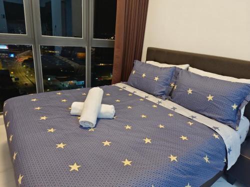 哥打巴鲁Troika Residensi Kota Bharu Family Suite by AGhome的一张蓝色的被子,上面有星星