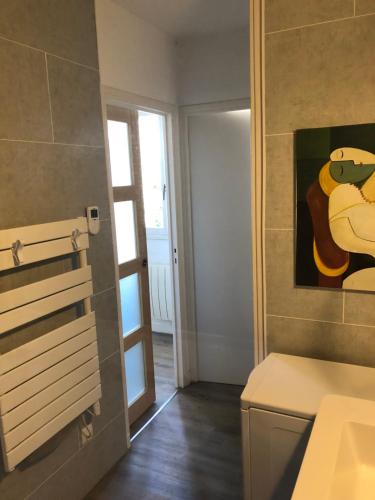 图尔查姆普斯度假屋的一间带水槽的浴室和墙上的绘画