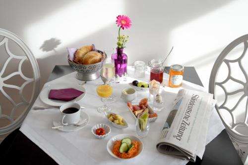 卡尔斯巴德阿尔特阿波蒂克住宿加早餐旅馆的一张桌子,上面有早餐食品和咖啡