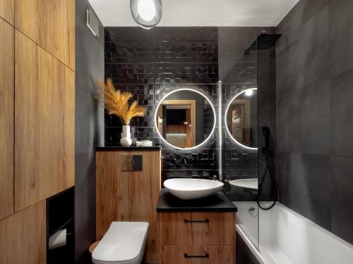 克拉科夫Apartament z dużym tarasem w centrum的浴室设有2个水槽和镜子