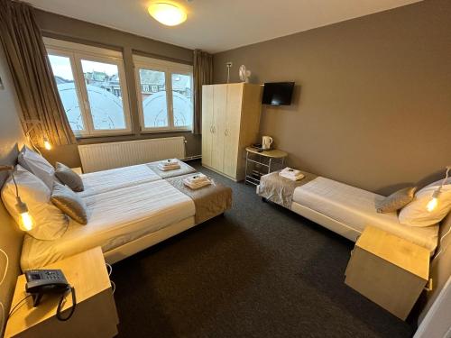 马尔梅迪Floréal的酒店客房设有两张床和窗户。