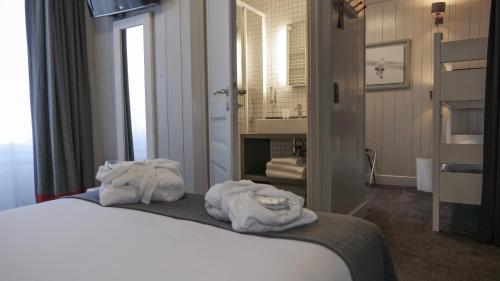 夏蒙尼-勃朗峰芳兹尼 - 尚莫酒店的酒店客房,配有带毛巾的床