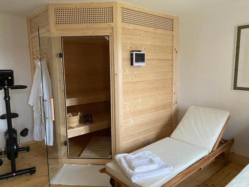 SittersdorfTemelhof - Landhaus mit Sauna und Kamin的带玻璃门衣柜的房间