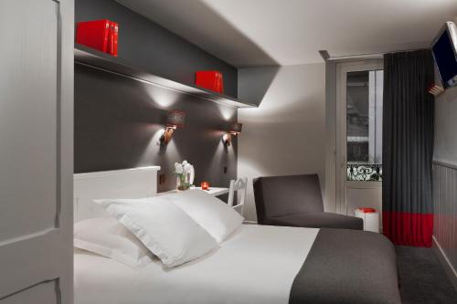 夏蒙尼-勃朗峰芳兹尼 - 尚莫酒店的卧室配有白色的床和椅子